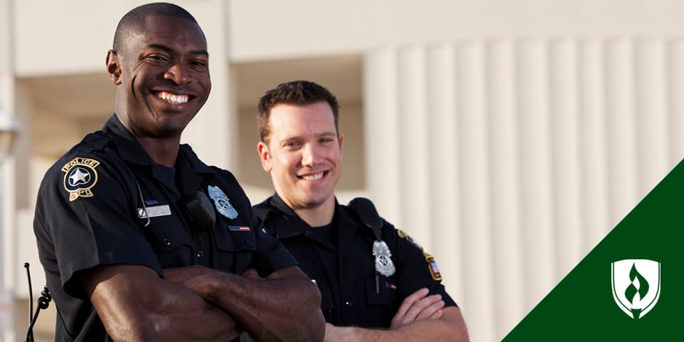 与他们的胳膊的两名微笑的警察横渡了。
